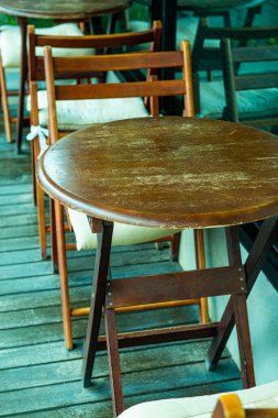 Yerdeki ahşap masa, Tayland..