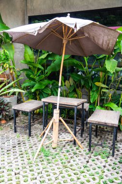 Tayland 'da parkta masa hazır..