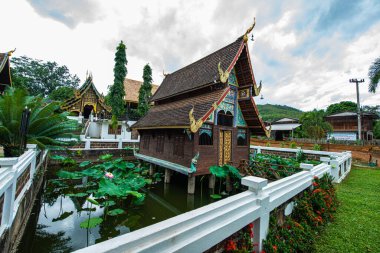 Phuttha Eoen tapınağındaki eski kilise, Tayland.