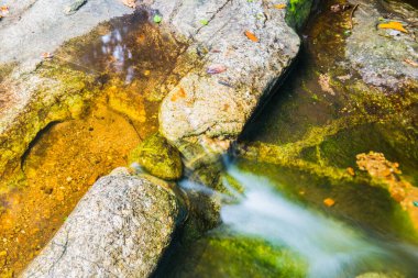 Doğal Park, Tayland 'da Wang Bua Ban şelalesinde su akışı.