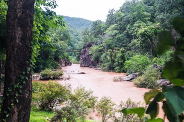 Ob Luang Ulusal Parkı, Tayland 'da nehrin üzerinde küçük bir köprü..