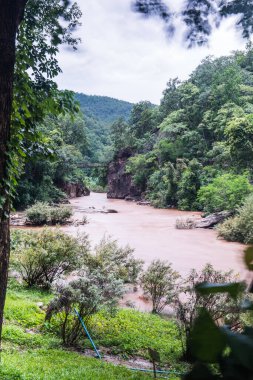 Ob Luang Ulusal Parkı, Tayland 'da nehrin üzerinde küçük bir köprü..