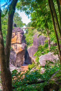 Ob Luang Ulusal Parkı, Tayland 'da nehrin üzerinde küçük bir köprü..