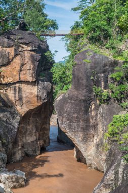 Ob Luang Ulusal Parkı, Tayland 'da nehrin üzerinde küçük bir köprü..