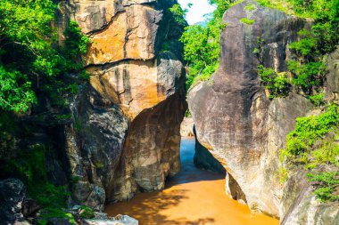 Ob Luang Ulusal Parkı, Tayland 'da nehrin üzerinde küçük bir köprü..