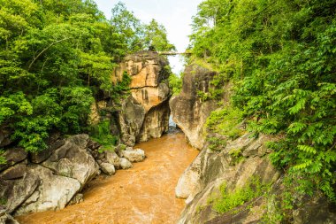 Tayland 'daki Ob Luang Ulusal Parkı' nda büyük uçurumu olan küçük bir köprü..