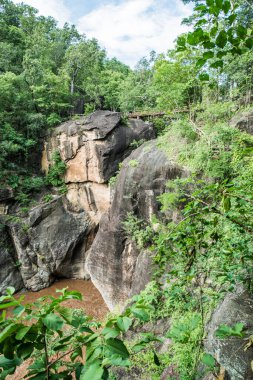 Tayland 'daki Ob Luang Ulusal Parkı' nda büyük uçurumu olan küçük bir köprü..