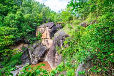 Tayland 'daki Ob Luang Ulusal Parkı' nda büyük uçurumu olan küçük bir köprü..