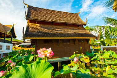 Phuttha Eoen tapınağındaki eski kilise, Tayland.