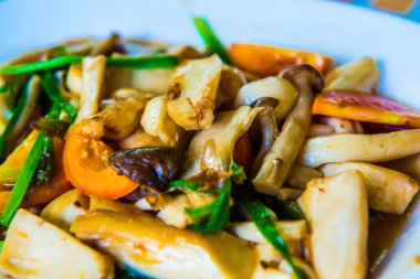 İstiridye sosu, Tayland ile üç mantar karıştırın.