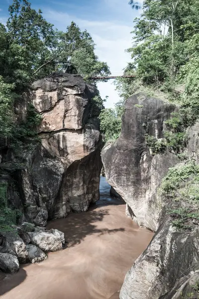 Tayland 'daki Ob Luang Ulusal Parkı' nda büyük uçurumu olan küçük bir köprü..