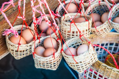 Küçük sepetteki yumurtalar