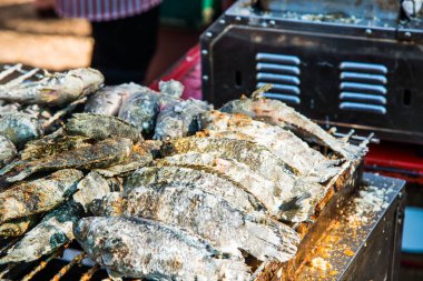 Tayland 'da tezgahta tuzlanmış balık.