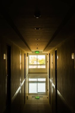 Penceresinde ışık olan koridor, Tayland.