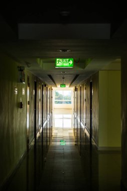 Penceresinde ışık olan koridor, Tayland.