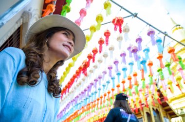 Tayland 'ın Lamphun kentinde düzenlenen Lanna tarzı festivalde Asyalı kadın turistler.