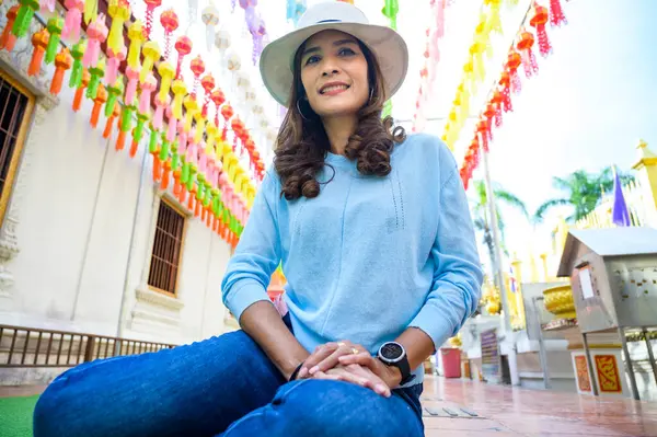 Turista Femenina Asiática Con Fondo Estilo Lanna Provincia Lamphun Tailandia — Foto de Stock