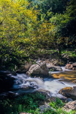 Su Khlong Lan Şelalesinde akıyor, Tayland