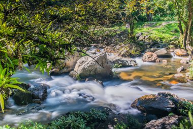 Su Khlong Lan Şelalesinde akıyor, Tayland