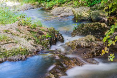Su Khlong Lan Şelalesinde akıyor, Tayland