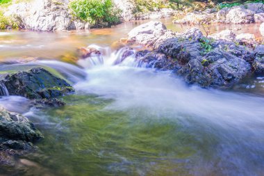 Su Khlong Lan Şelalesinde akıyor, Tayland
