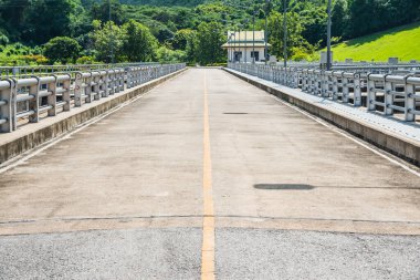 Mae Ping Ton Lang Barajı Yolu, Tayland.