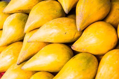 Tayland 'da satışta yumurta meyvesi ya da Canistel..