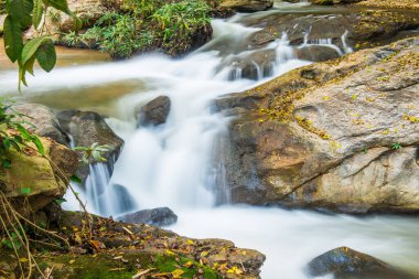 Su Maesa Noi Şelalesi 'nde akıyor, Tayland.