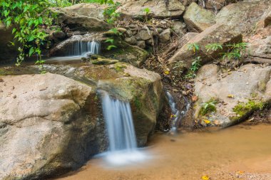 Su Maesa Noi Şelalesi 'nde akıyor, Tayland.