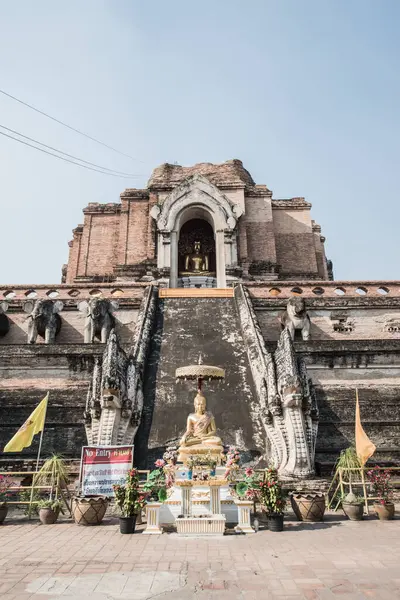 Tayland 'daki antik Varaviharn tapınağı Chediluang pagoda.