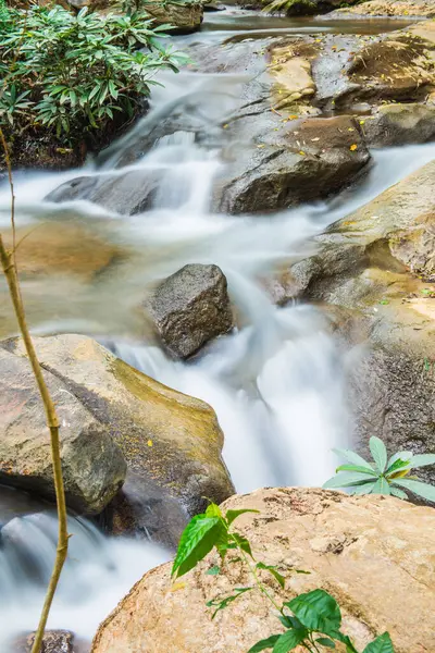 Su Maesa Noi Şelalesi 'nde akıyor, Tayland.