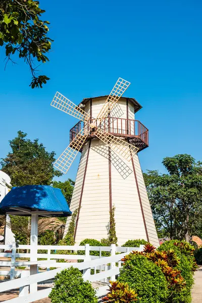Parktaki yel değirmeni, Tayland.