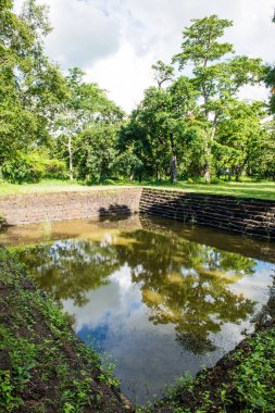 Tayland 'daki Ku Santaratana parkında eski bir gölet.