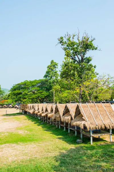 Tayland 'ın Chiangmai ilindeki Huay Tueng Tao gölünde kulübeler..