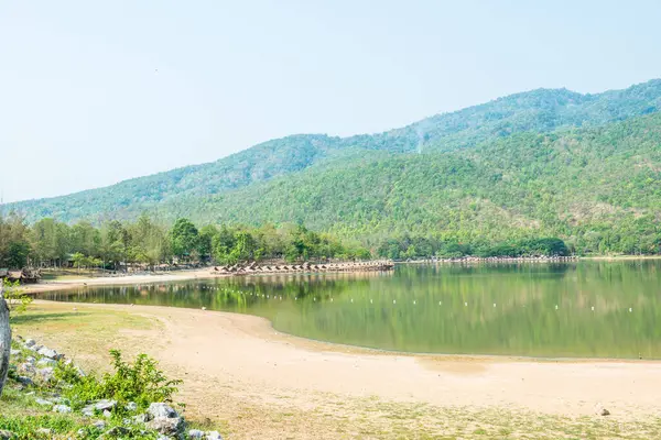 Tayland 'ın Chiangmai ilindeki Huay Tueng Tao Gölü manzarası.