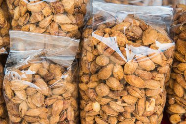 Tayland 'da naylon poşette badem fıstığı var..