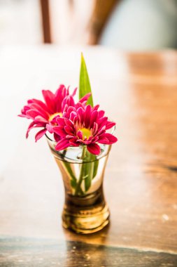 Tahta masadaki küçük çiçekler, Tayland