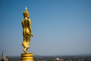 Phra 'da yürüyen altın Buda heykeli. Khao Noi tapınağı, Tayland.