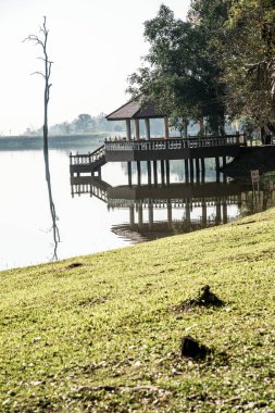 Tayland 'ın Chiangmai ilindeki Huay Tueng Tao gölünün manzara manzarası.