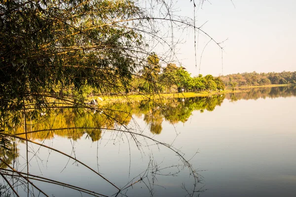 Tayland 'ın Chiangmai ilindeki Huay Tueng Tao gölünün manzara manzarası.