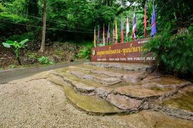 CHIANG RAI, THAILAND - 18 Temmuz 2020: Thamluang Khunnam Nangnon Ulusal Parkı giriş tabelası.