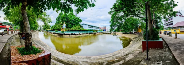 PHAYAO, THAILAND - 14 Ağustos 2020: Chiang Kham ilçesindeki kanalın panoramik manzarası.