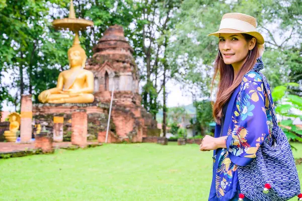 Woman Traveler Wat Phra Song Pee Nong Background Chiang Saen — Foto de Stock
