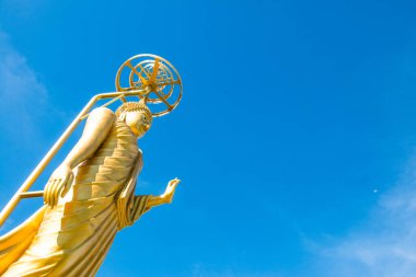Altın buddha heykeli mavi gökyüzü, Tayland ile
