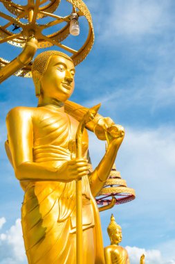 Altın buddha heykeli mavi gökyüzü, Tayland ile