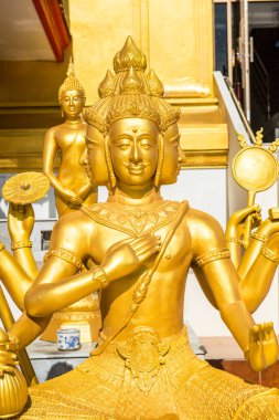 Tayland 'daki Tayland tapınağındaki güzel altın Brahma heykeli