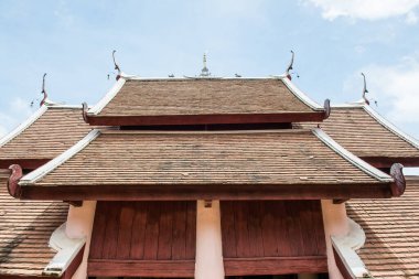 Lanna Thai tarzı kilisenin çatısı Lai Hin Chang Yuen tapınağında, Tayland
