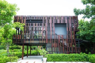 Tayland 'daki kamu parkında modern bina