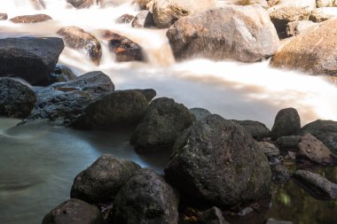 Nang Rong Şelalesi, Tayland 'da çok güzel su akıyor.
