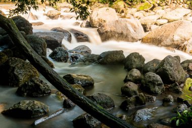 Nang Rong Şelalesi, Tayland 'da kayalarla akan güzel su.
